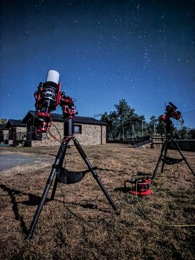 A apontar o telescópio, sob a Lua