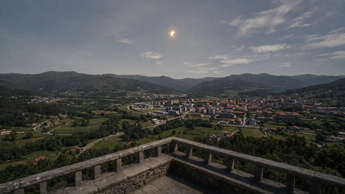 Paisagem com a luminosidade visivelmente reduzida e uma luz acinzentada sobre o vale.