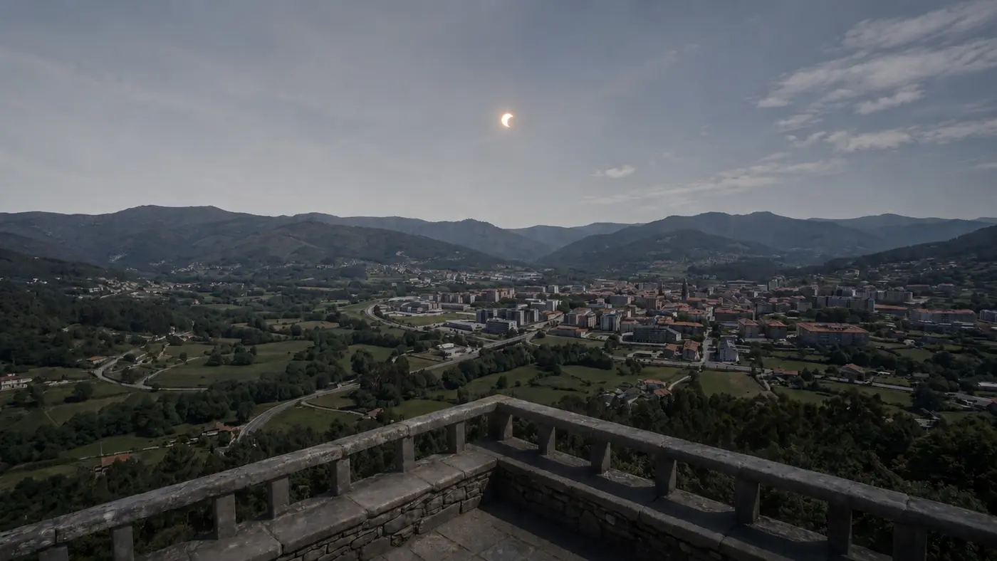 O vale já escurecido, com o Sol reduzido a uma foice fina no céu.