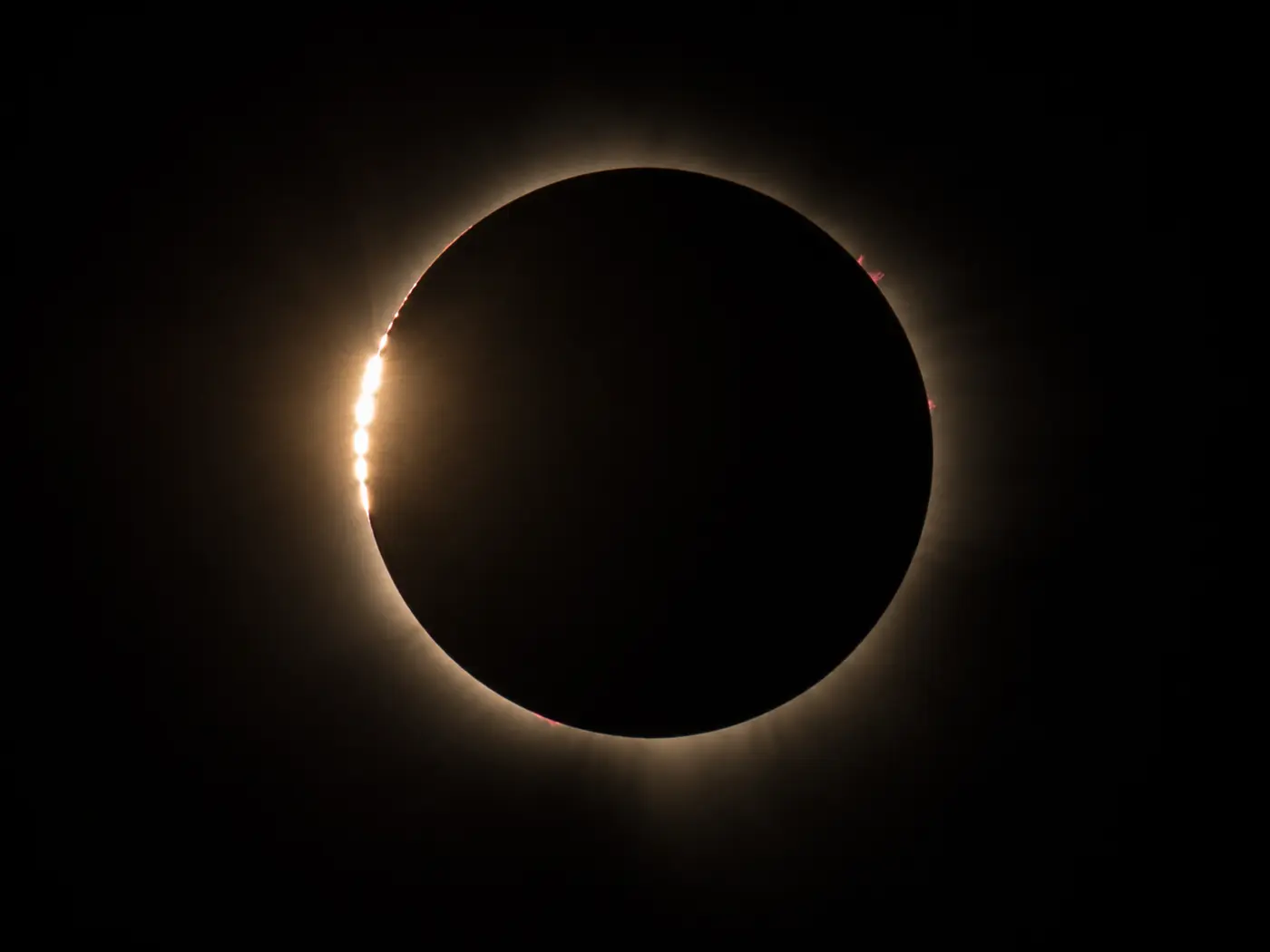 Pérolas de Baily: últimos pontos de luz a brilhar no bordo do disco lunar.