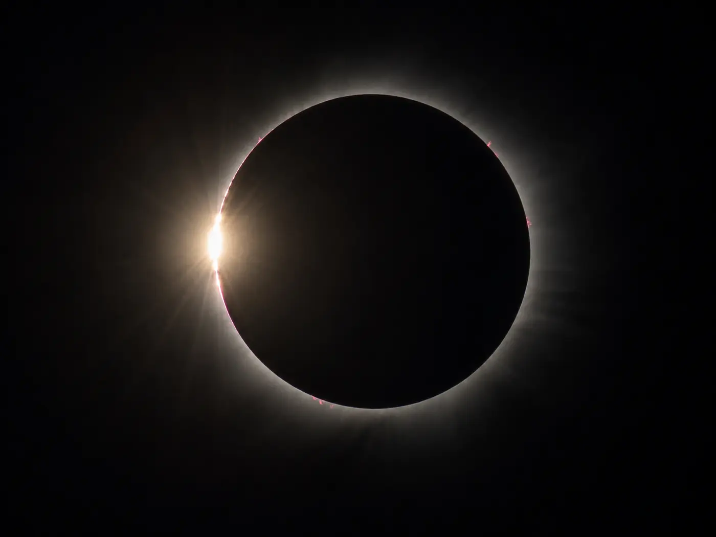 O anel de diamante: um último feixe brilhante no bordo do Sol eclipsado.